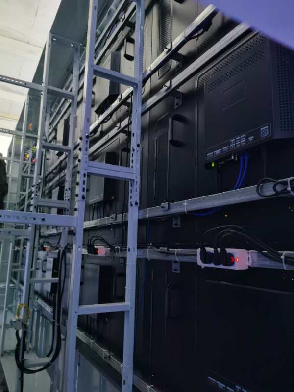 55寸液晶拼接屏采用LG工业级液晶显示面板，结合超窄边拼接技术、信号切换技术、无损远程传输技术、图像拼接处理技术综合应用组成一套功能多样化、控制智能化、操作先进化的液晶拼接显示系统，为客户展现出高亮度、高清晰度、无干扰的优质晶拼接画面。专业的防灼屏及散热技术，平均无故障运行时间(MTBF)达60000小时。完美的无缝拼接效果，能够最大程度地减少看者的视觉盲点与视觉割裂感，为您呈现浑然一体的恢弘视野和超清晰震撼的动态视觉体验